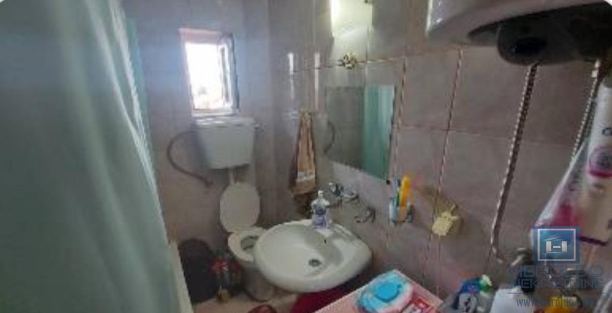 Kuća sa 4 zasebna stana kod Akva parka 19