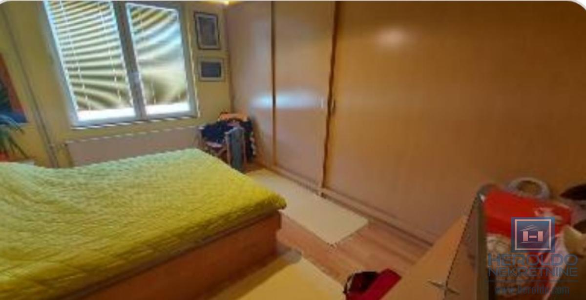 Kuća sa 4 zasebna stana kod Akva parka 21