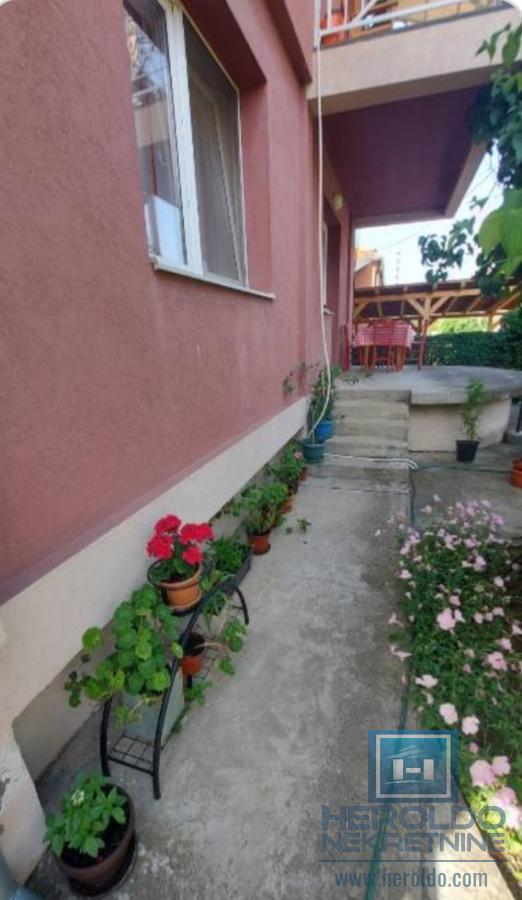 Kuća sa 4 zasebna stana kod Akva parka 25