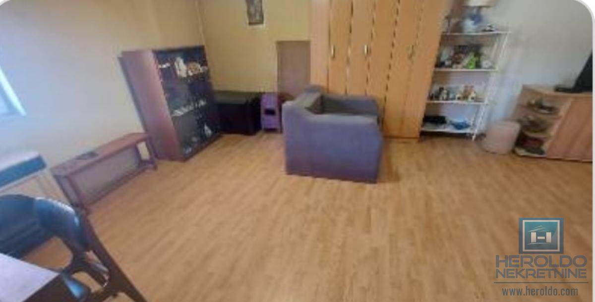 Kuća sa 4 zasebna stana kod Akva parka 27