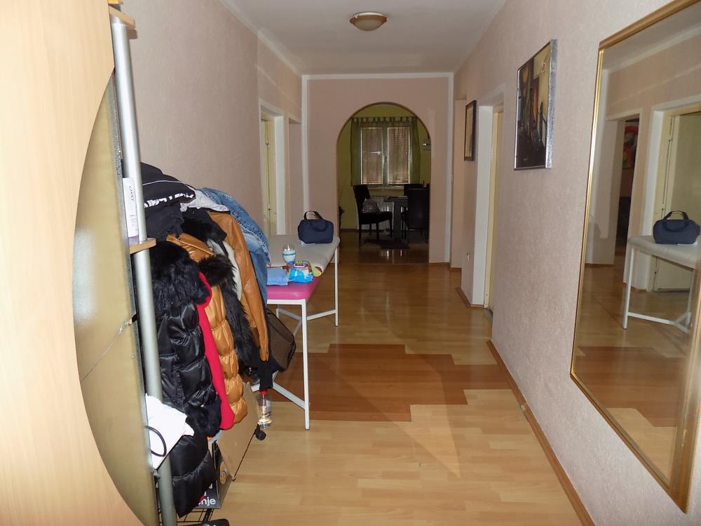 Kuća sa letnjikovcem u dvorištu 10