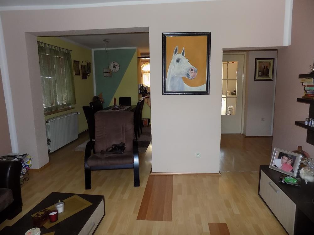 Kuća sa letnjikovcem u dvorištu 12