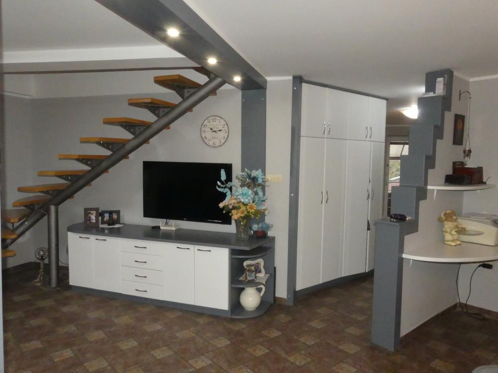 Kuća sa lokalom (nameštena) 23