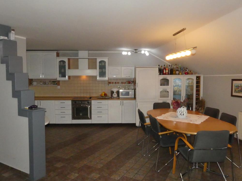 Kuća sa lokalom (nameštena) 24