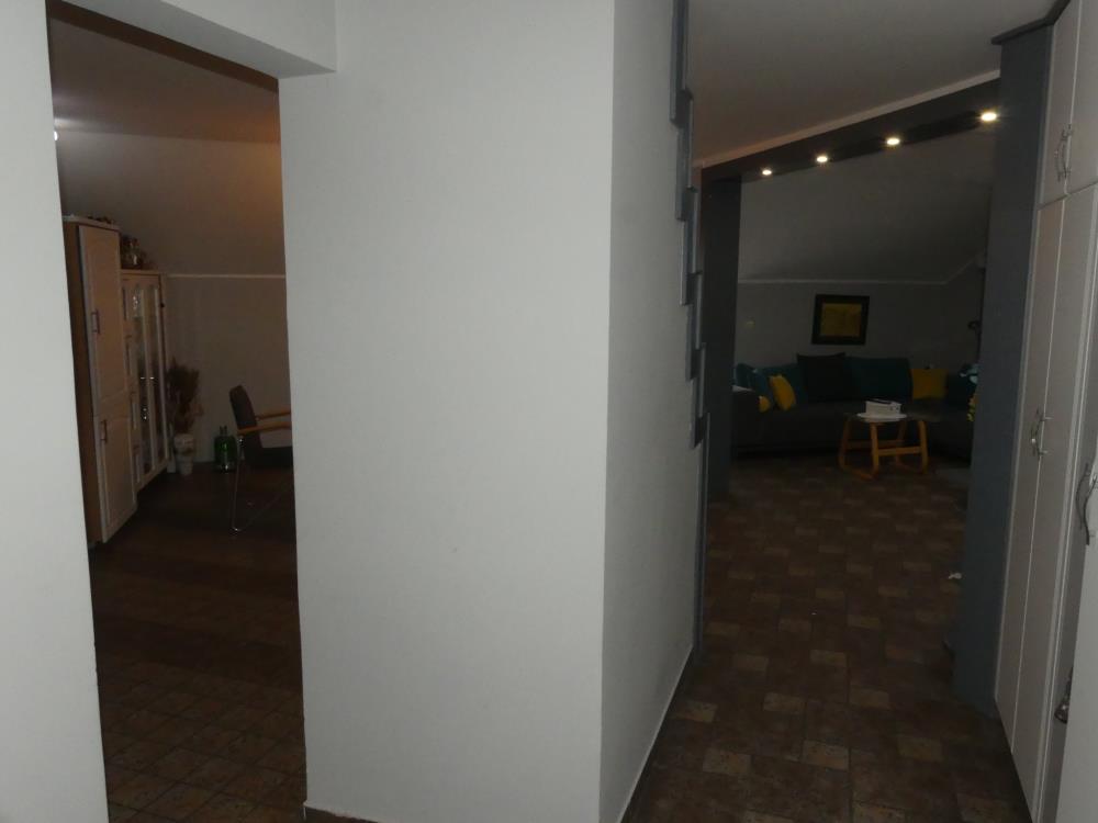 Kuća sa lokalom (nameštena) 21