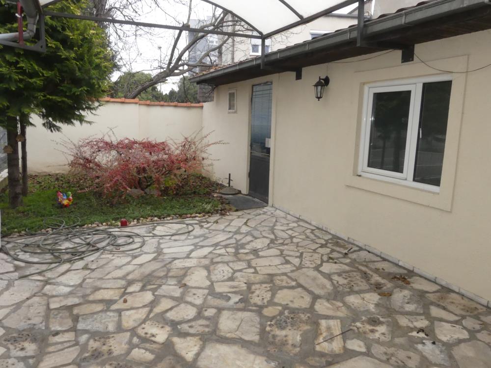 Kuća sa lokalom (nameštena) 33