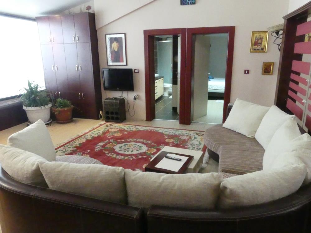 Kuća sa lokalom (nameštena) 36