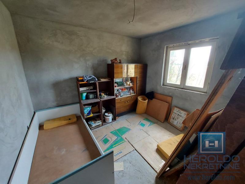 Kuća sa placem od 18a u naselju Panjevački rit 12