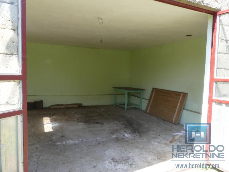 Kuća sa pomoćnim objektima 15