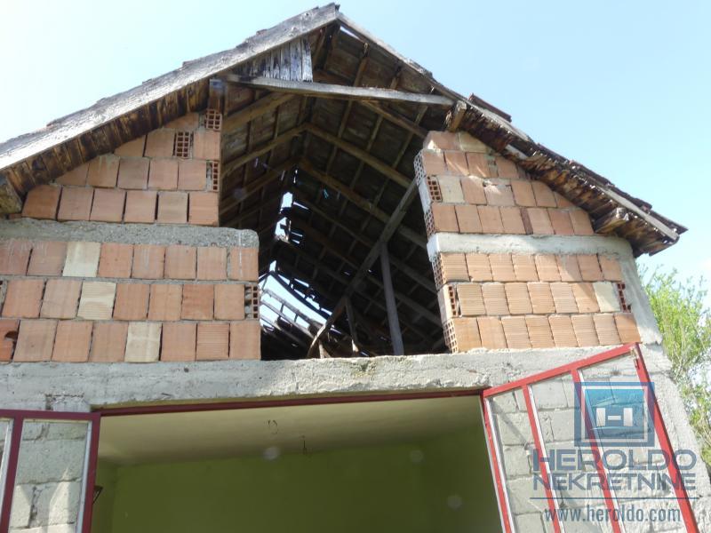 Kuća sa pomoćnim objektima 16