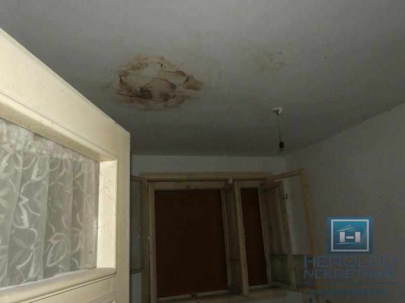 Kuća sa pomoćnim objektima 26