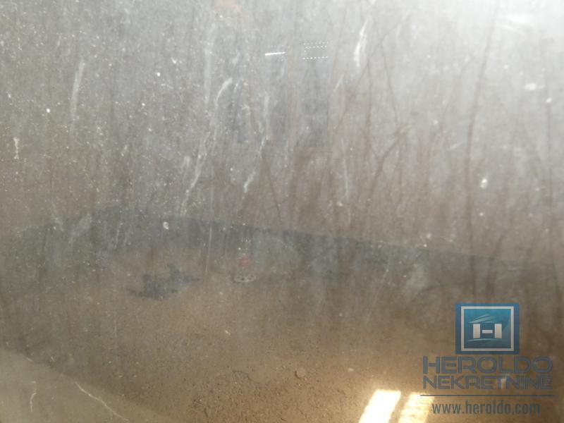 Kuća sa pomoćnim objektima 27