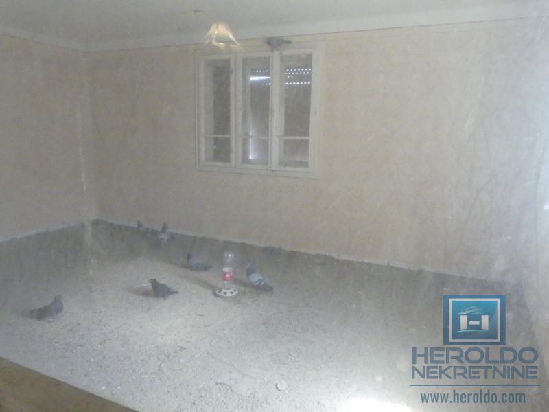 Kuća sa pomoćnim objektima 28