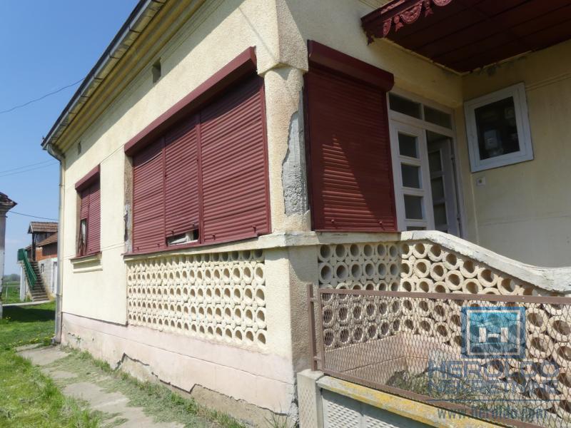 Kuća sa pomoćnim objektima 30