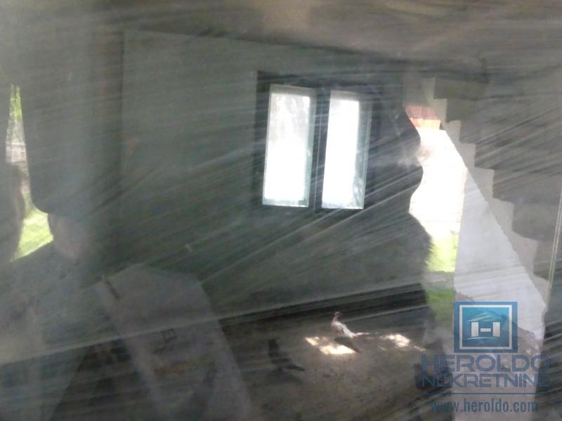 Kuća sa pomoćnim objektima 2