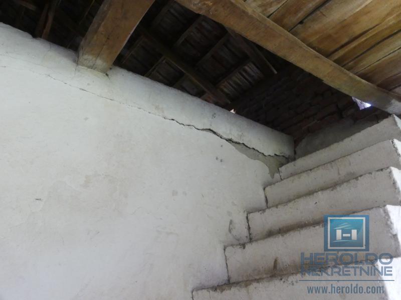 Kuća sa pomoćnim objektima 3