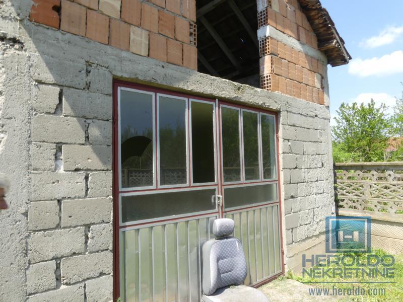 Kuća sa pomoćnim objektima 4