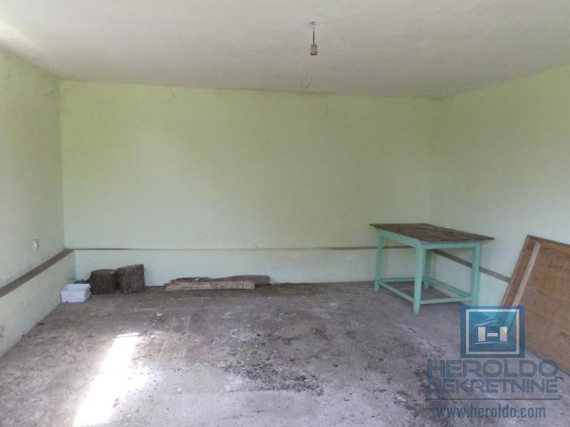 Kuća sa pomoćnim objektima 5