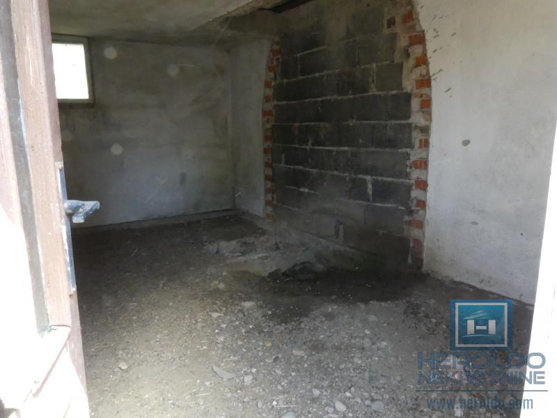 Kuća sa pomoćnim objektima 6