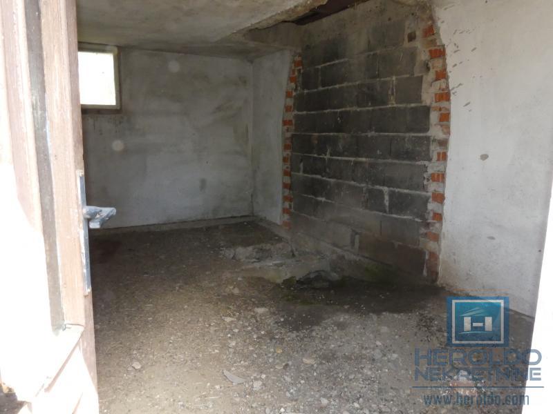 Kuća sa pomoćnim objektima 7