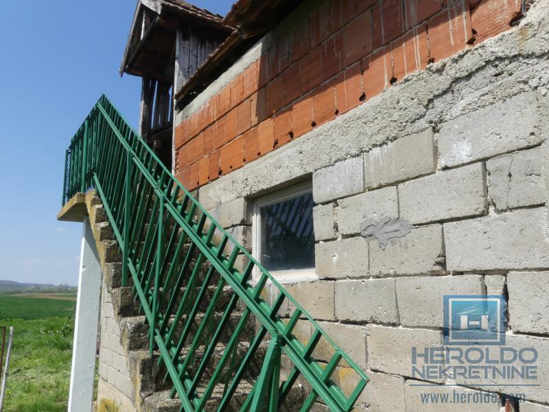 Kuća sa pomoćnim objektima 8