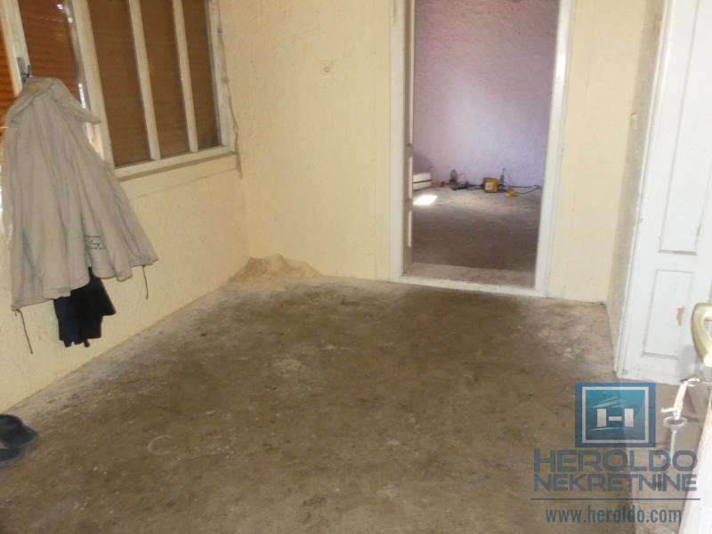 Kuća sa pomoćnim objektima 18