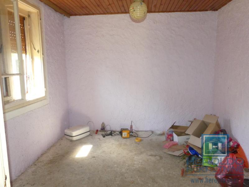 Kuća sa pomoćnim objektima 19