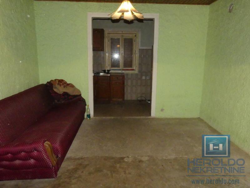 Kuća sa pomoćnim objektima 20