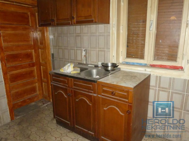 Kuća sa pomoćnim objektima 22