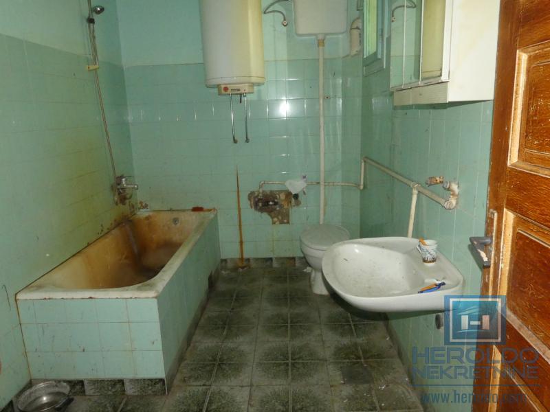 Kuća sa pomoćnim objektima 23