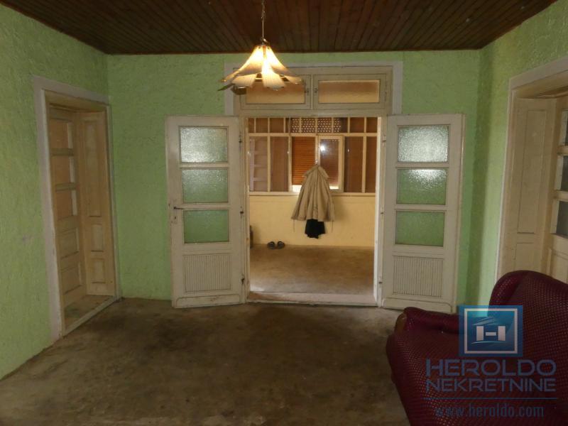 Kuća sa pomoćnim objektima 24