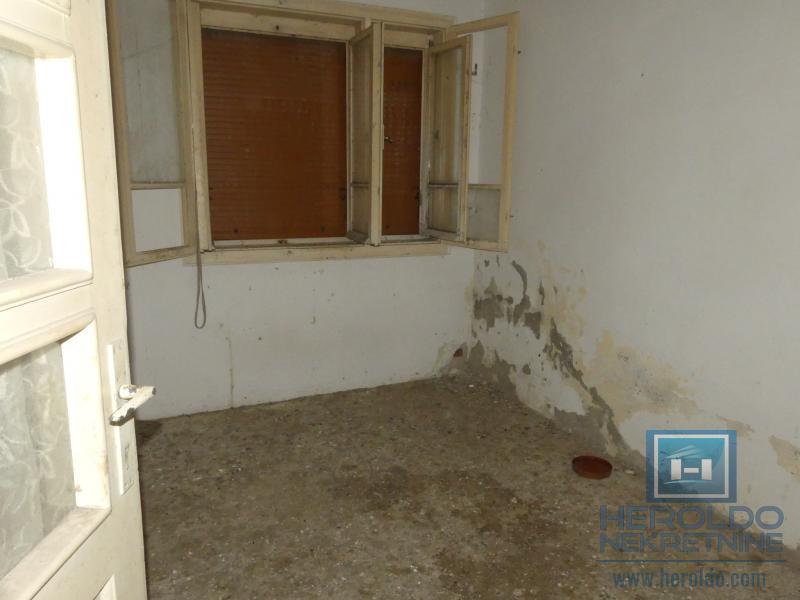 Kuća sa pomoćnim objektima 25