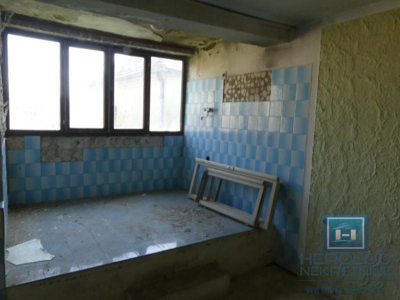 Kuća sa pomoćnim objektima 1