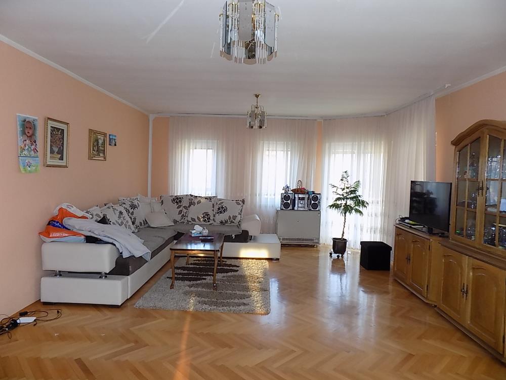 Kuća sa poslovnim prostorom, Akva Park 10