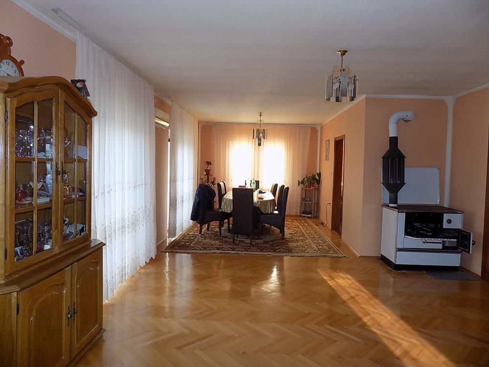 Kuća sa poslovnim prostorom, Akva Park 11