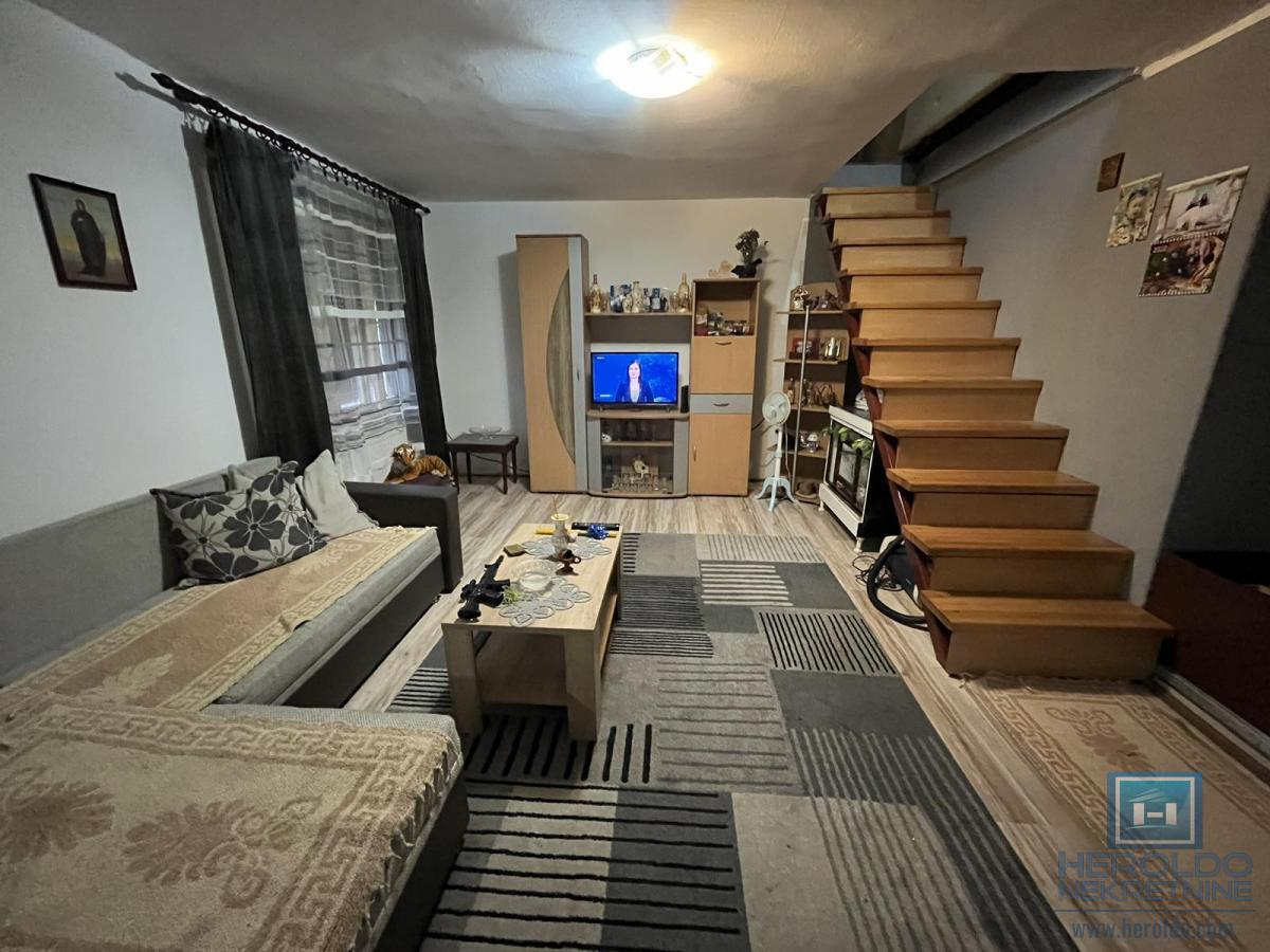 Kuća sa tri odvojene stambene jedinice 10