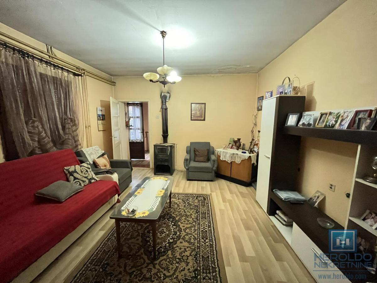 Kuća sa tri odvojene stambene jedinice 11