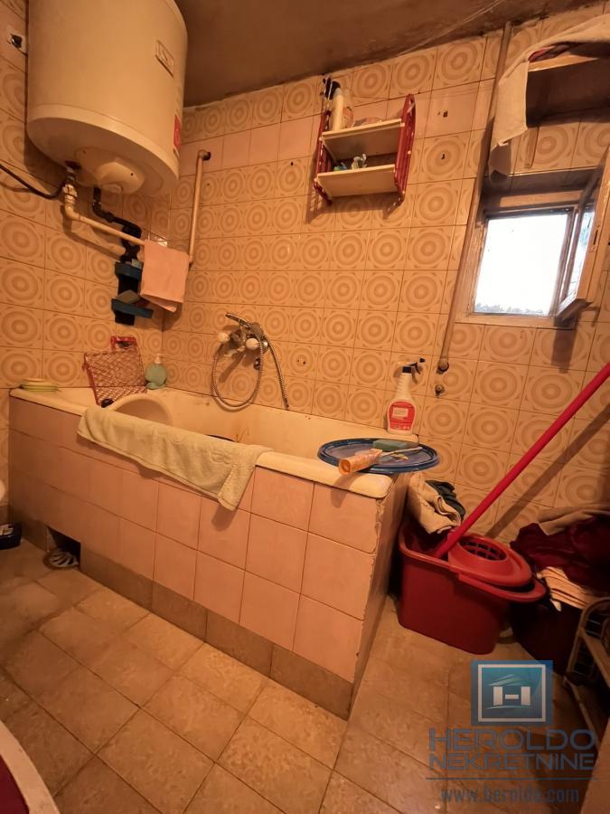 Kuća sa tri odvojene stambene jedinice 12