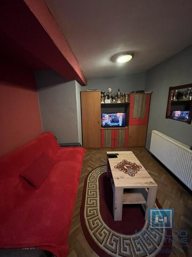 Kuća sa tri odvojene stambene jedinice 13