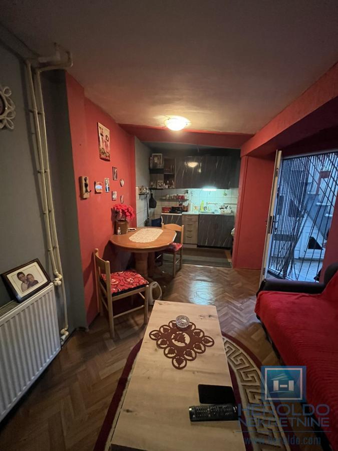 Kuća sa tri odvojene stambene jedinice 14