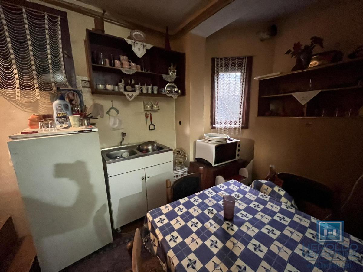 Kuća sa tri odvojene stambene jedinice 9