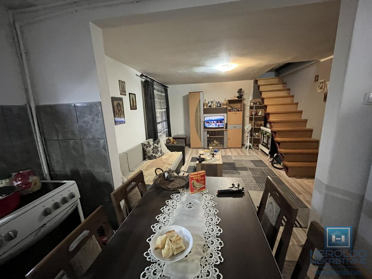 Kuća sa tri odvojene stambene jedinice 15