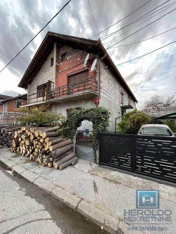Kuća sa tri odvojene stambene jedinice 2