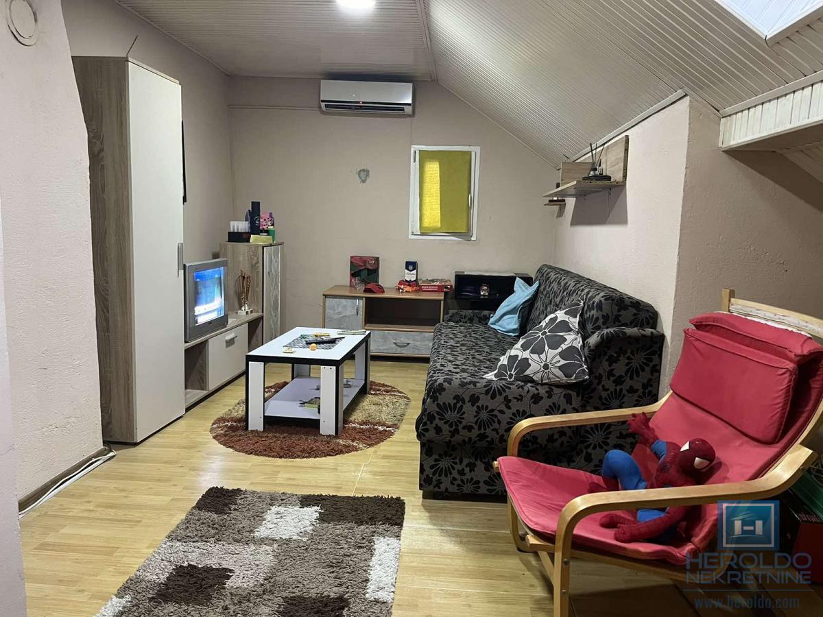 Kuća sa tri odvojene stambene jedinice 3