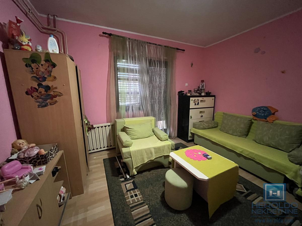 Kuća sa tri odvojene stambene jedinice 5