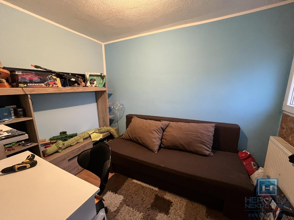 Kuća sa tri odvojene stambene jedinice 8