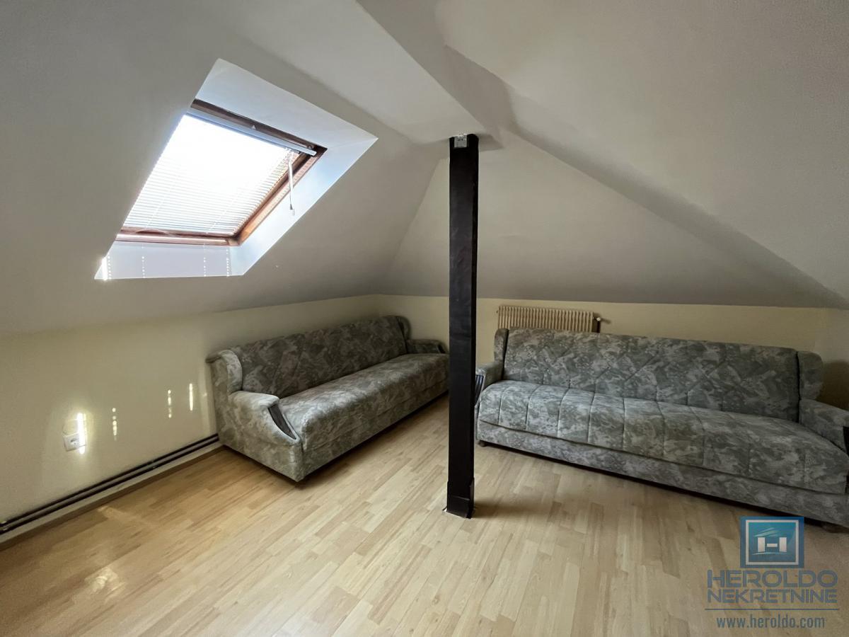 Kuća sa tri stana u centru Jagodine 50