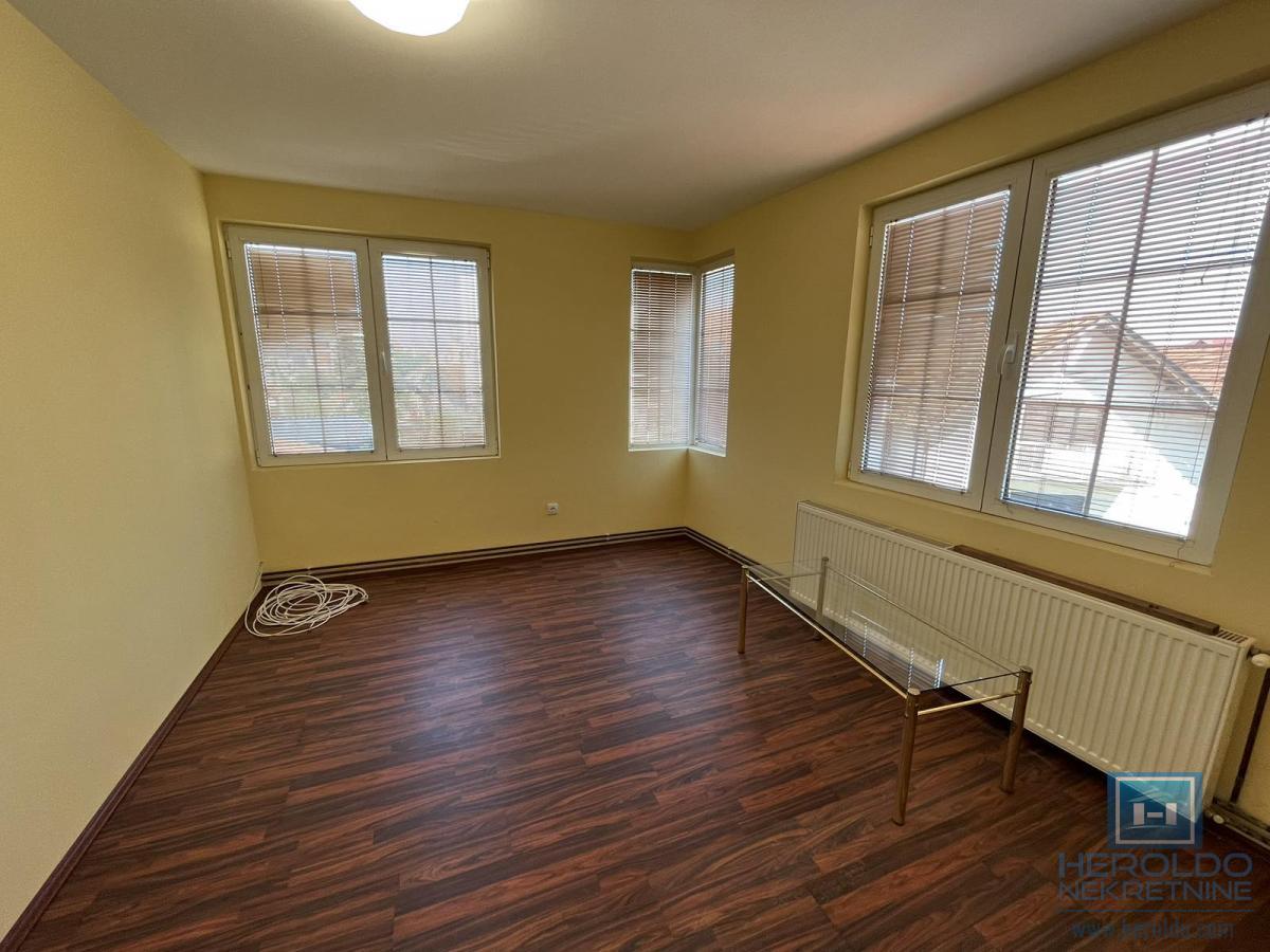 Kuća sa tri stana u centru Jagodine 28