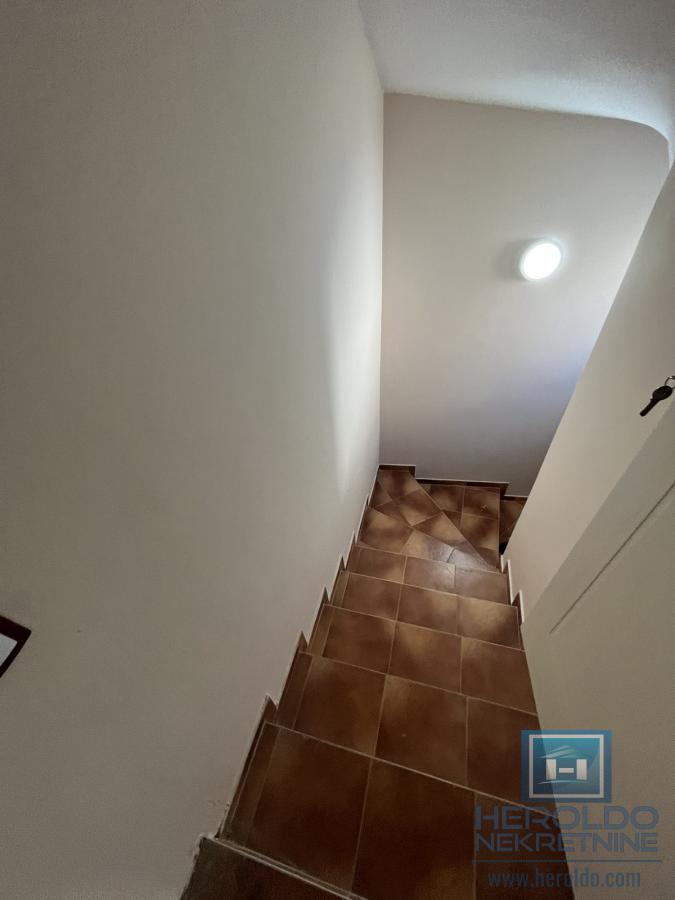 Kuća sa tri stana u centru Jagodine 32