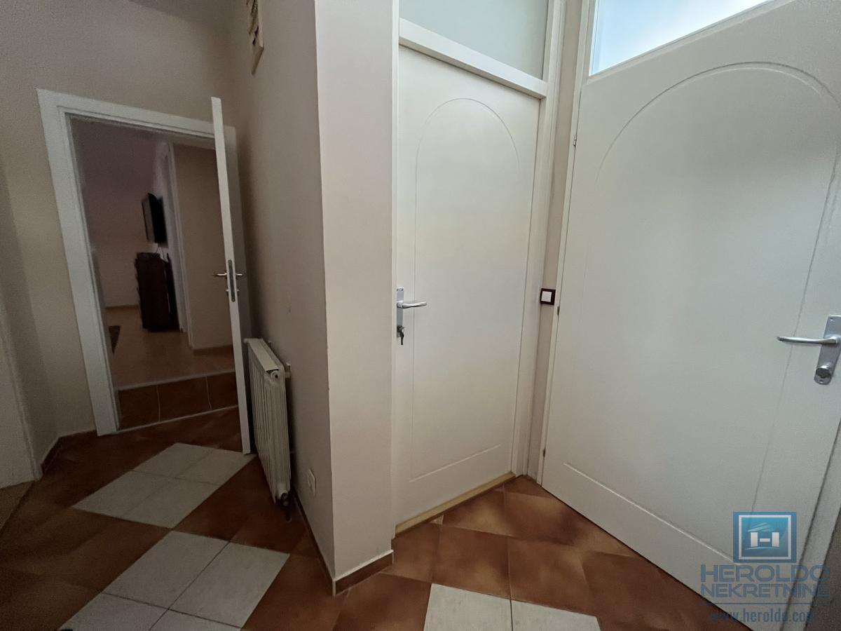 Kuća sa tri stana u centru Jagodine 33